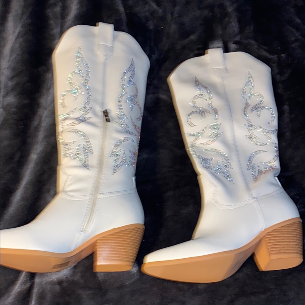 White Western Heeled Boots with Silver Stitching